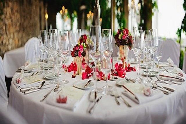 How many types of banquet table and cloth can we choose?